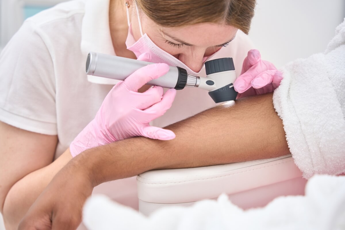 Dermatolog przeprowadza dokładne badanie skóry.