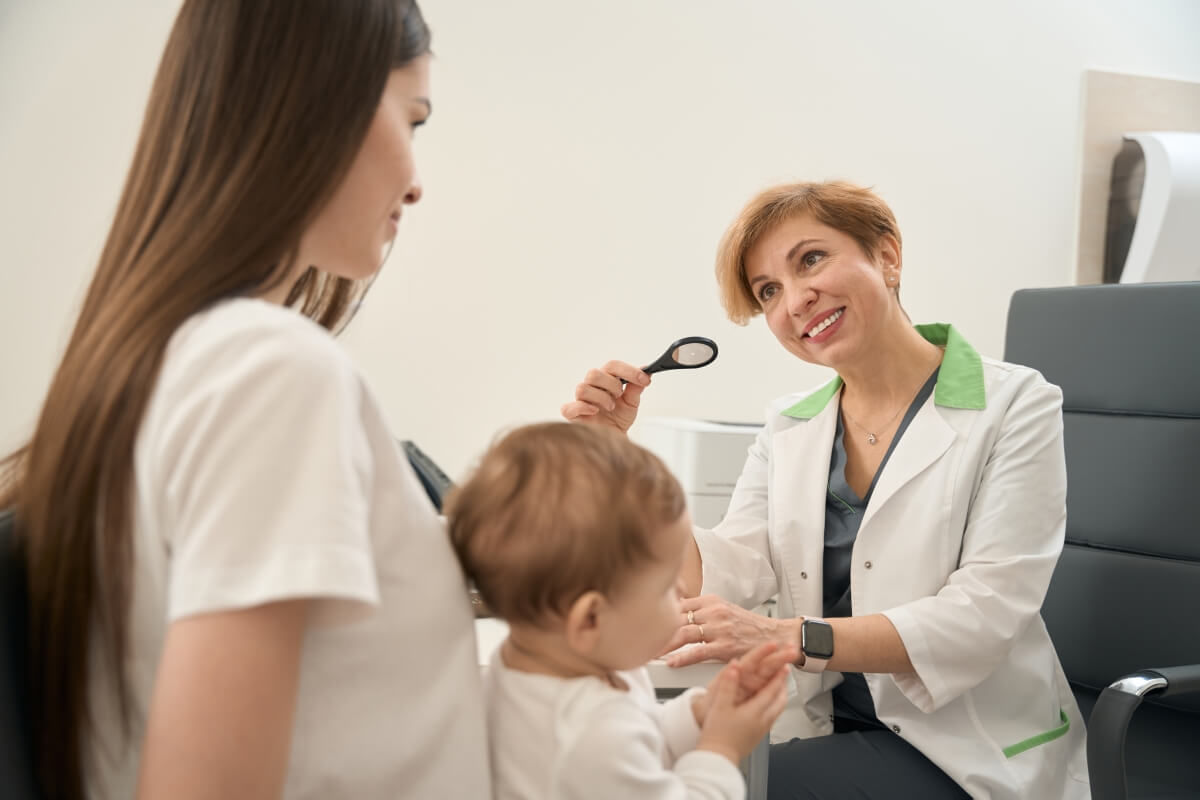 Konsultacja u specjalisty, gdzie dermatolog dziecięcy bada małego pacjenta.