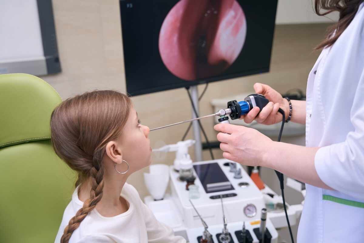 Dziewczynka podczas badania u gastroenterologa dziecięcego.
