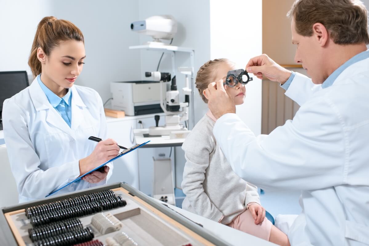 Okulista dziecięcy przeprowadza badanie wzroku u dziecka.