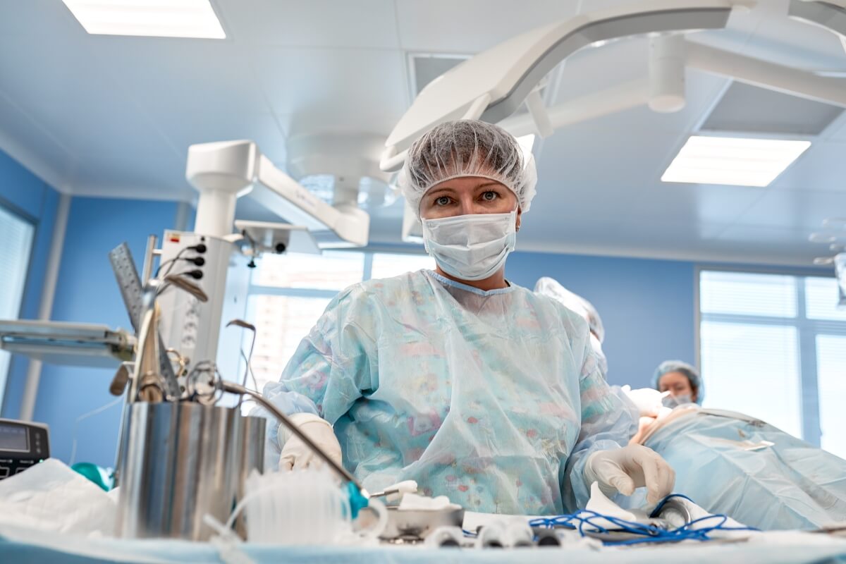 Pokój operacyjny, gdzie neurochirurg dziecięcy przygotowuje się do zabiegu.