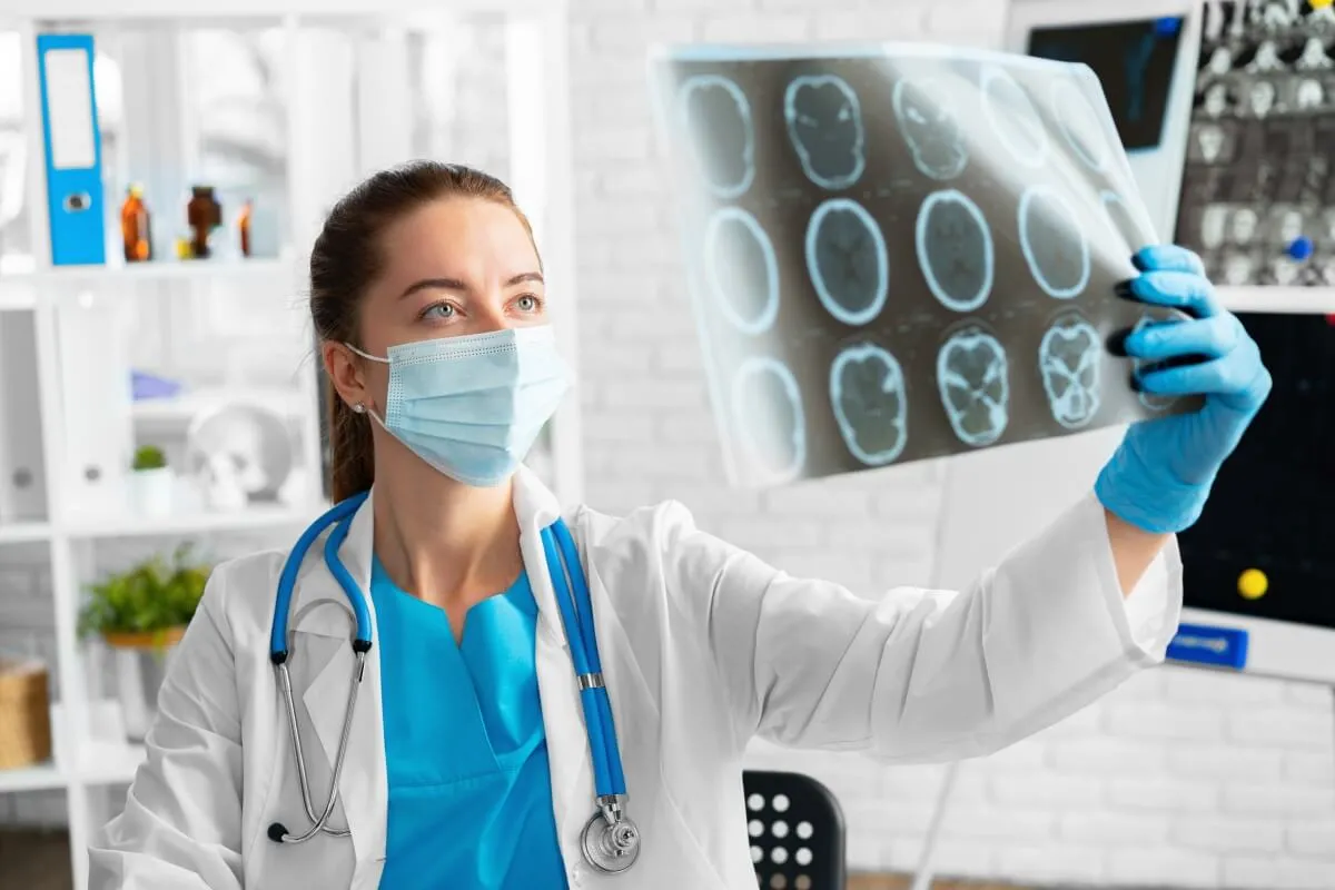 Neurochirurg dziecięcy analizuje zdjęcie rentgenowskie mózgu.
